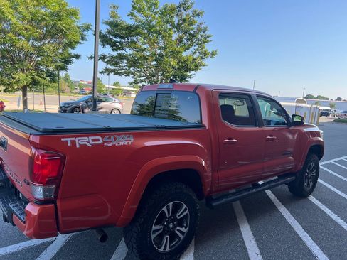 Used 2017 Toyota Tacoma TRD Sport w/ Premium & Technology Package AWD/4WD image 8