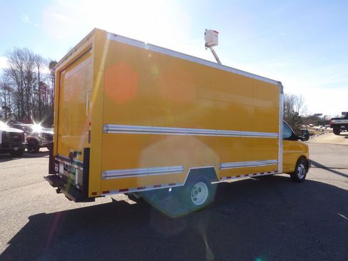 Used 2017 GMC Savana 3500 Extended image 8