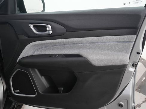 Used 2023 Jeep Compass Latitude w/ Sun and Sound Group AWD/4WD image 9