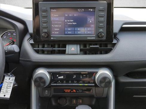 Used 2021 Toyota RAV4 LE image 11