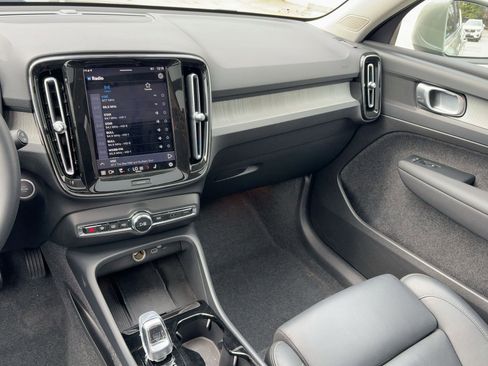 Certified 2025 Volvo XC40 B5 Plus image 27