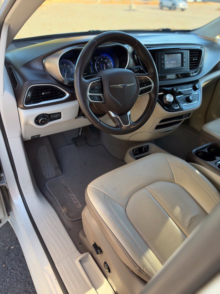 Used 2017 Chrysler Pacifica Touring-L FWD image 32