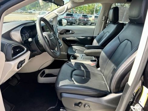 Used 2024 Chrysler Pacifica Touring-L AWD/4WD image 13