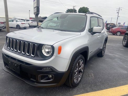 Used 2016 Jeep Renegade Latitude w/ Cold Weather Group FWD image 3