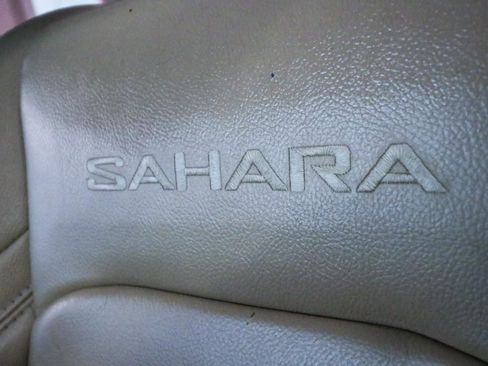 Used 2018 Jeep Wrangler Unlimited Sahara w/ Cold Weather Group image 18