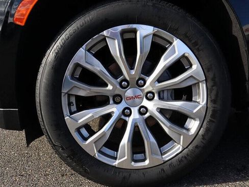 Used 2022 GMC Yukon Denali w/ Denali Premium Package image 9