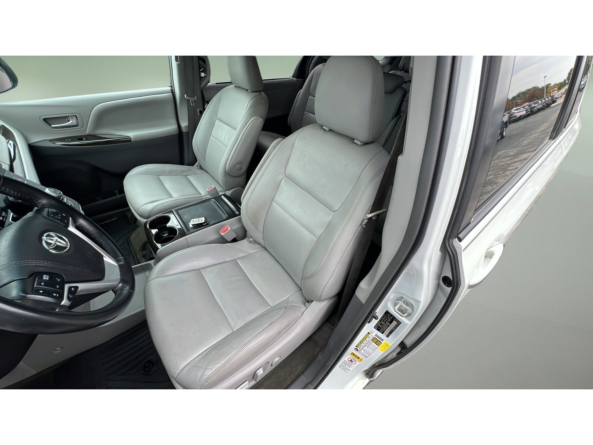 Used 2017 Toyota Sienna XLE FWD image 24