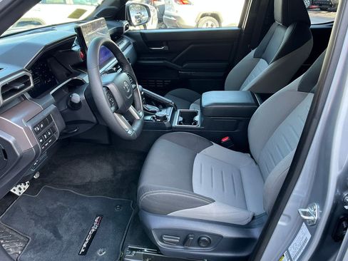 Used 2025 Toyota Tacoma TRD Sport w/ TRD Sport Upgrade Package image 9