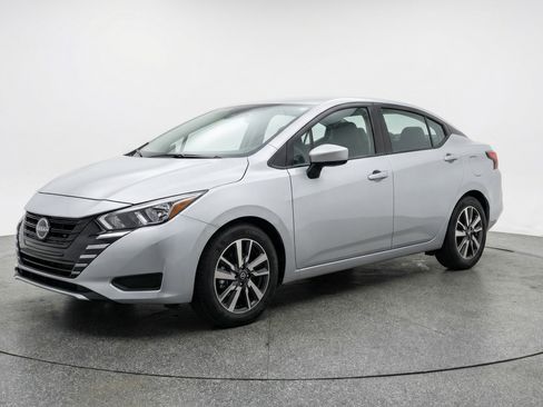 Used 2025 Nissan Versa SV image 3