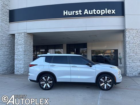 Used 2024 Mitsubishi Outlander SE Black Edition image 1