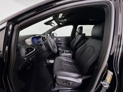 New 2026 Chrysler Pacifica Select image 11