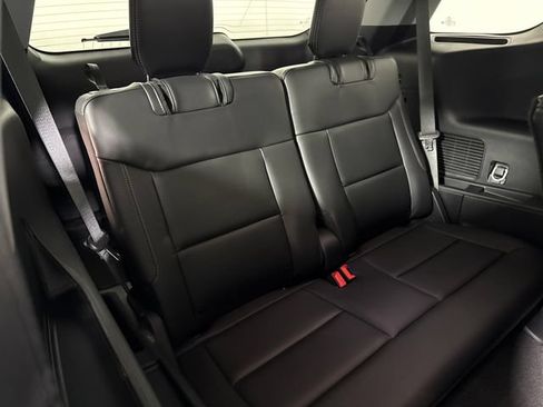 Used 2023 Ford Explorer XLT w/ Equipment Group 202A AWD/4WD image 18