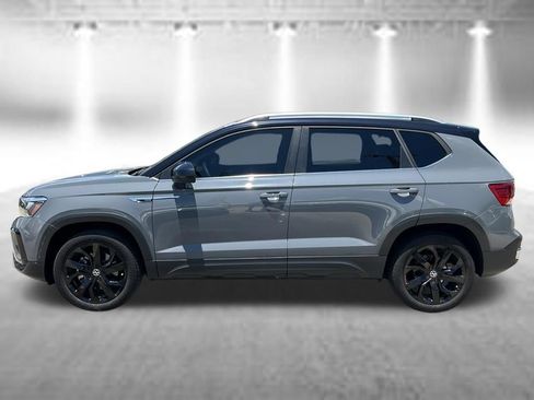 Used 2024 Volkswagen Taos SE w/ Panoramic Sunroof Package FWD image 2