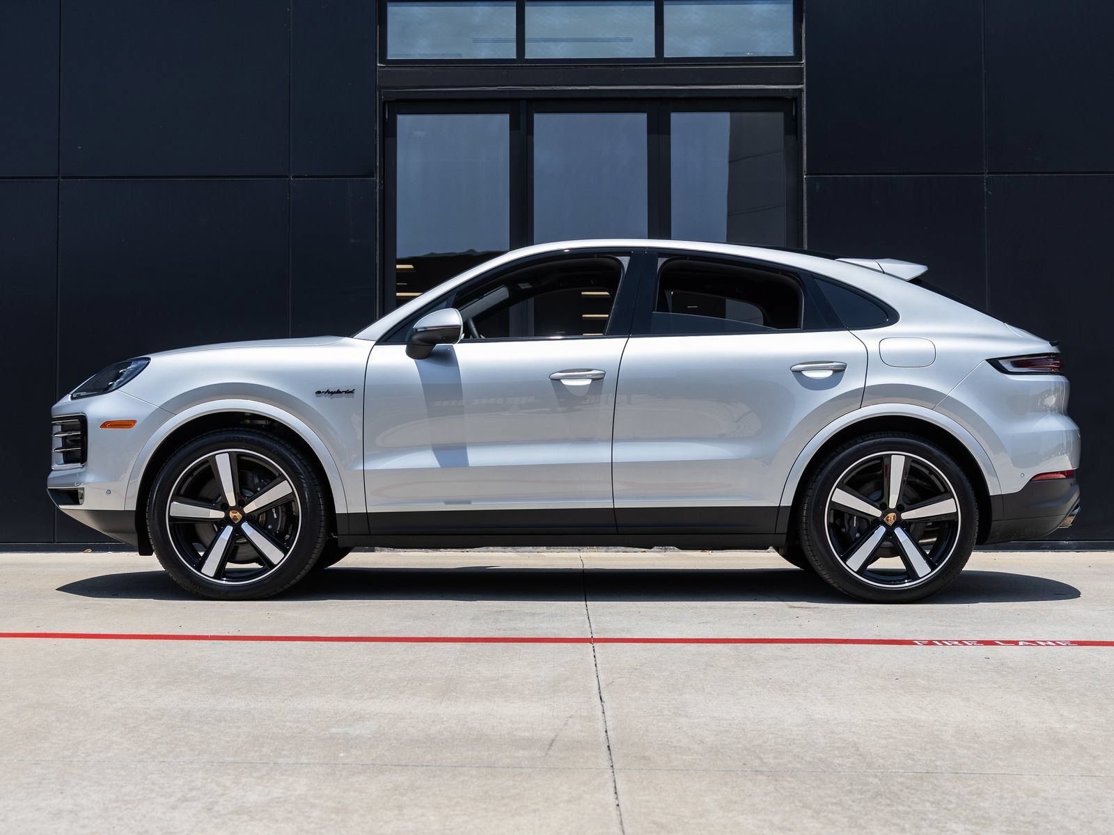 Certified 2025 Porsche Cayenne E-Hybrid Coupe AWD/4WD image 2