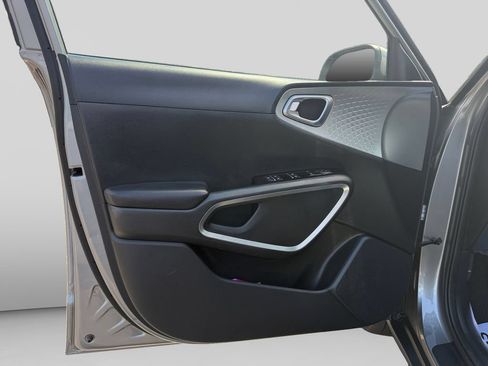 Used 2025 Kia Soul LX w/ LX Technology Package FWD image 16