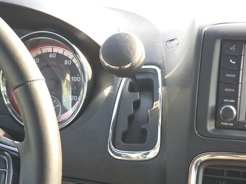 Used 2019 Dodge Grand Caravan SXT image 14