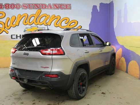 Used 2018 Jeep Cherokee Trailhawk w/ Comfort & Convenience Group AWD/4WD image 8