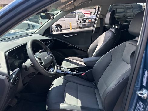 Used 2025 Kia Niro EX FWD image 13