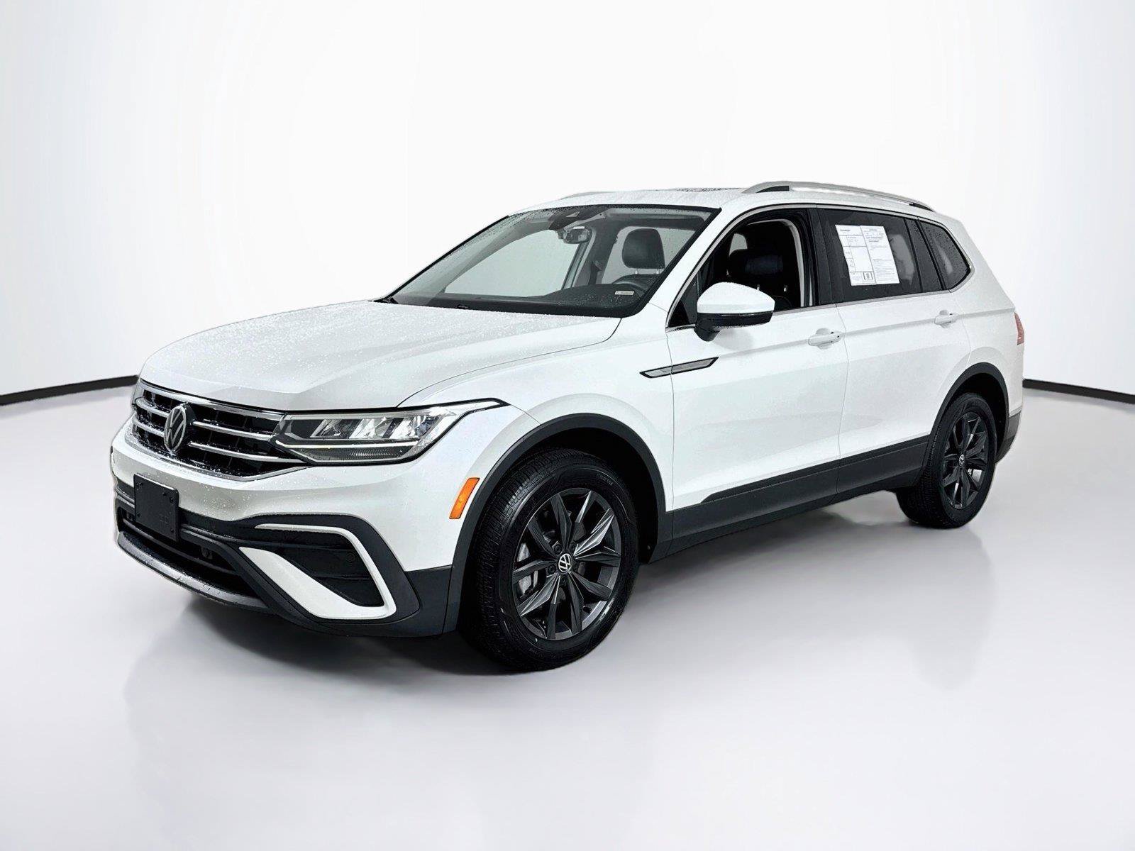 Used 2023 Volkswagen Tiguan SE w/ Panoramic Sunroof Package FWD image 1