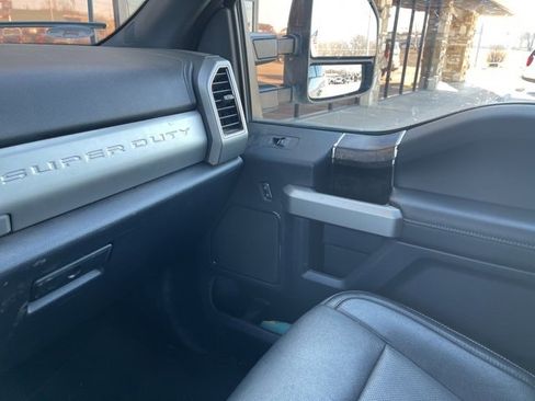 Used 2022 Ford F250 Lariat w/ Black Appearance Package image 10