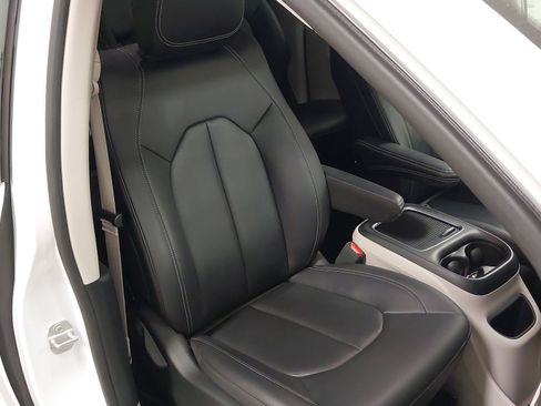 Used 2024 Chrysler Pacifica Select image 28