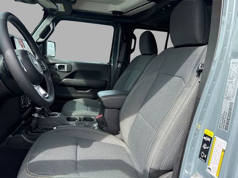 Used 2025 Jeep Wrangler Unlimited Sahara image 9