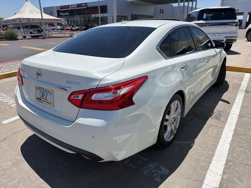 Used 2016 Nissan Altima 3.5 SL w/ 3.5 Technology Package FWD image 4