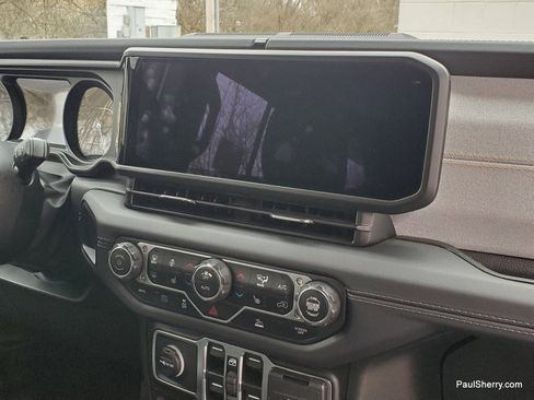 Used 2025 Jeep Wrangler Sahara image 13