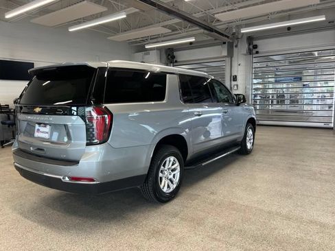 Used 2025 Chevrolet Suburban LT AWD/4WD image 5