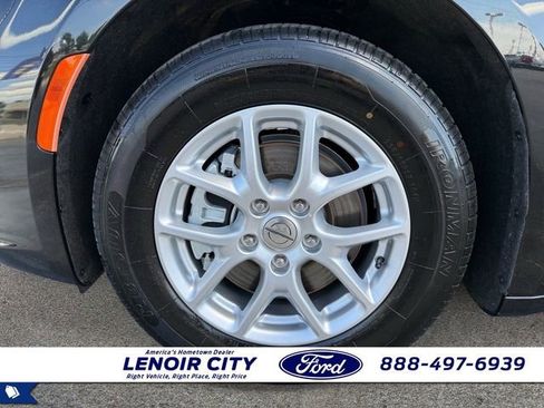 Used 2023 Chrysler Pacifica Touring-L FWD image 9