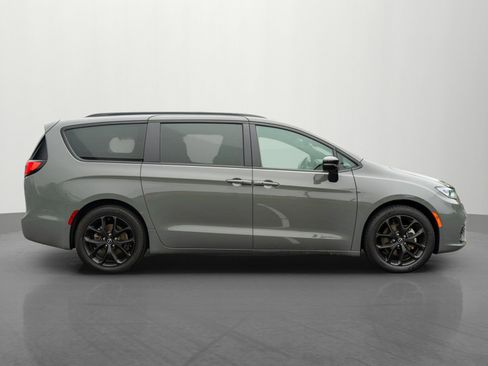 Used 2025 Chrysler Pacifica Limited FWD image 8