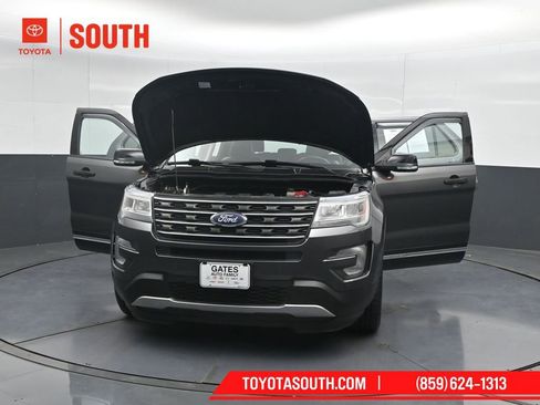 Used 2017 Ford Explorer XLT w/ Equipment Group 202A FWD image 60