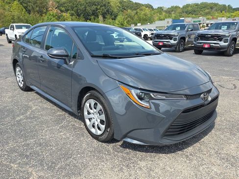 Used 2025 Toyota Corolla LE FWD image 2