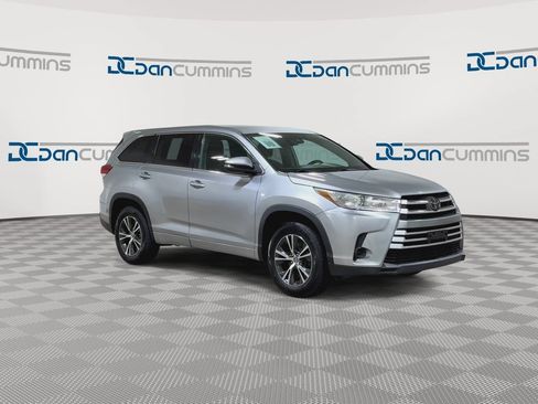 Used 2018 Toyota Highlander LE FWD image 2