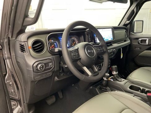 New 2025 Jeep Gladiator Mojave w/ Convenience Group image 14