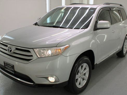 Used 2011 Toyota Highlander SE w/ Tow Pkg FWD image 4
