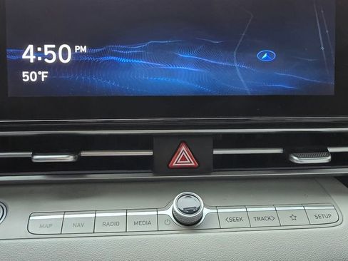 Used 2021 Hyundai Elantra Limited image 24