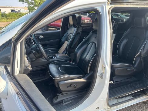 Used 2021 Chrysler Pacifica Limited w/ Uconnect Theater Family Group FWD image 19