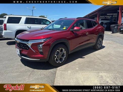 Used 2025 Chevrolet Trax LT FWD image 1