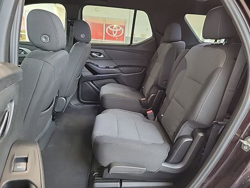 Used 2023 Chevrolet Traverse LT w/ Rear Camera Mirror Package image 10