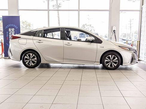 Used 2018 Toyota Prius Prime Premium image 10