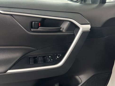 Used 2021 Toyota RAV4 LE AWD/4WD image 9