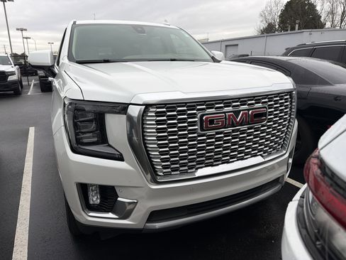 Used 2021 GMC Yukon XL Denali w/ Denali Premium Package image 2