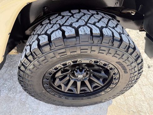 Used 2012 Jeep Wrangler Unlimited Sahara w/ Connectivity Group AWD/4WD image 9
