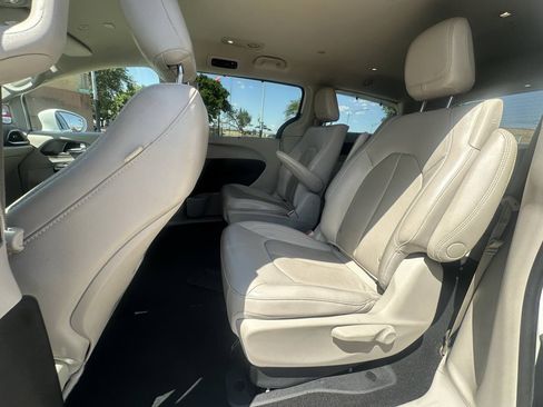 Used 2021 Chrysler Pacifica Touring-L FWD image 35
