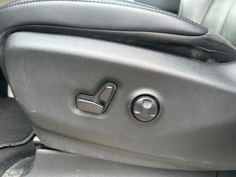 Used 2024 Chrysler Pacifica Touring-L image 10