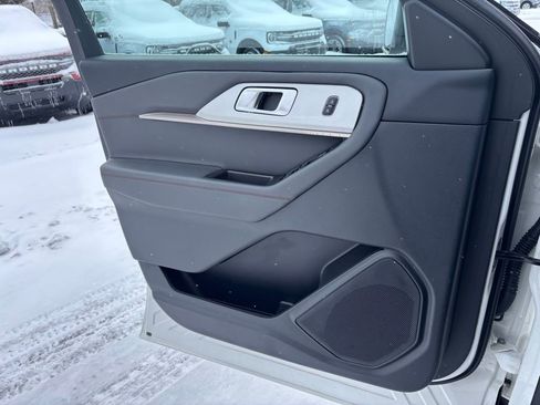 Used 2025 Ford Explorer Active w/ Active Comfort Package image 21