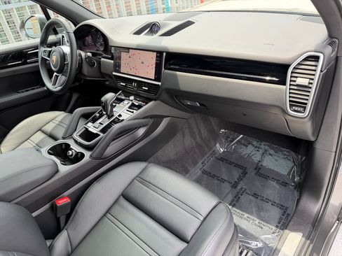 Certified 2023 Porsche Cayenne AWD/4WD image 18