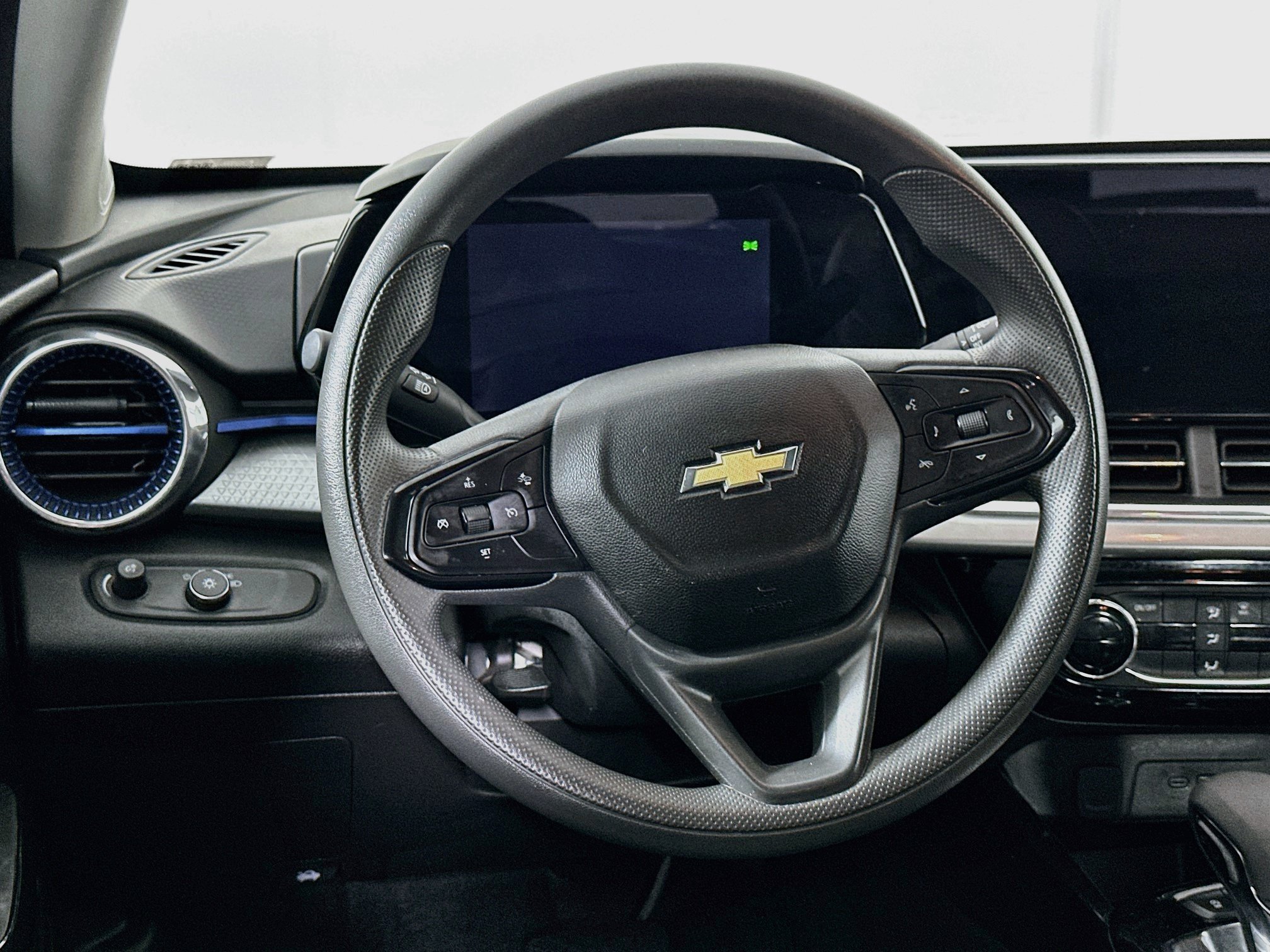 Used 2025 Chevrolet Trax LT FWD image 18