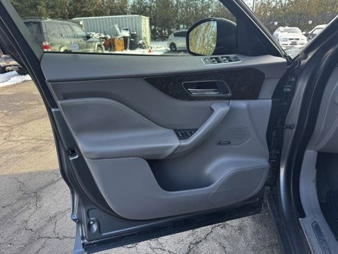 Used 2017 Jaguar F-PACE R-Sport image 20